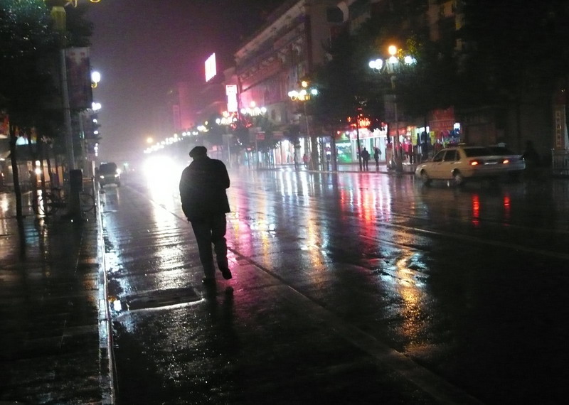 雨中夜归人 摄影 靖哥梦影