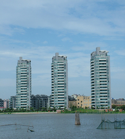 运河畔的高楼 摄影 新湛蓝天空