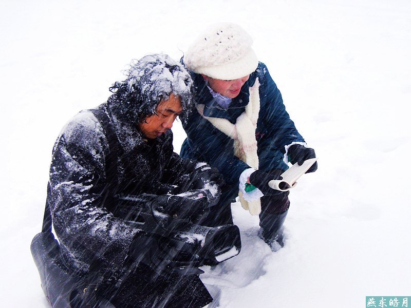 3月4日暴风雪中的小城电视人 摄影 燕东皓月1