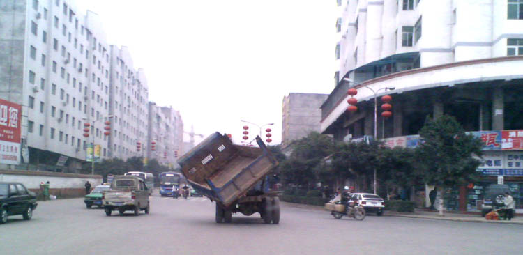 危险车辆上路 摄影 蜀杨