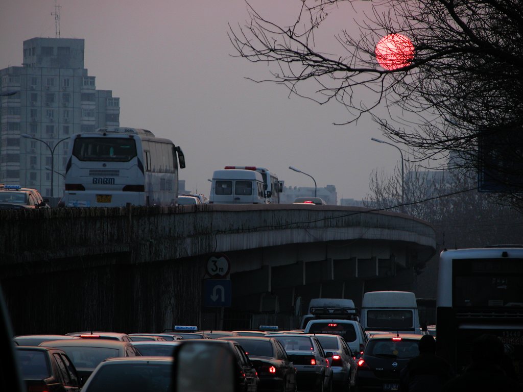 北京傍晚的一处太阳、桥和很多移动的沙发 摄影 littleyundou