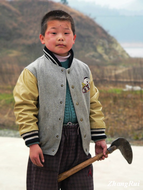 《扑火少年》 摄影 江淮游子