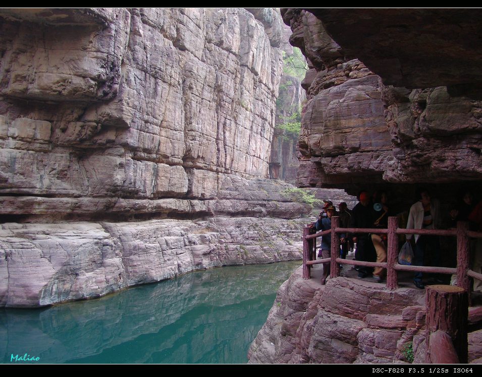 63.红石峡·红色页状岩与绿色潭水之四 摄影 马里奥MALIAO