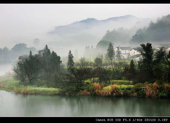 雨雾山村 摄影 柯闲客