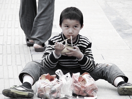 街上的男孩 摄影 彩旋