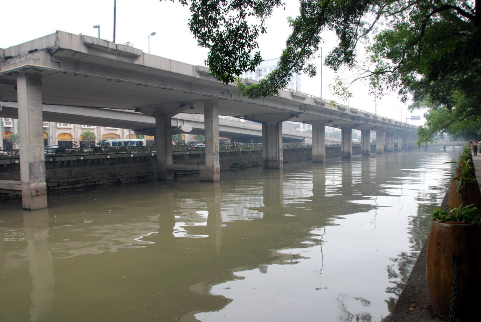 马路建在河上 摄影 译书人