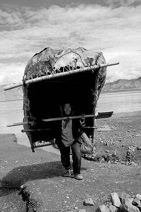 雅魯藏布江上的牛皮筏子 摄影 鹽粒子