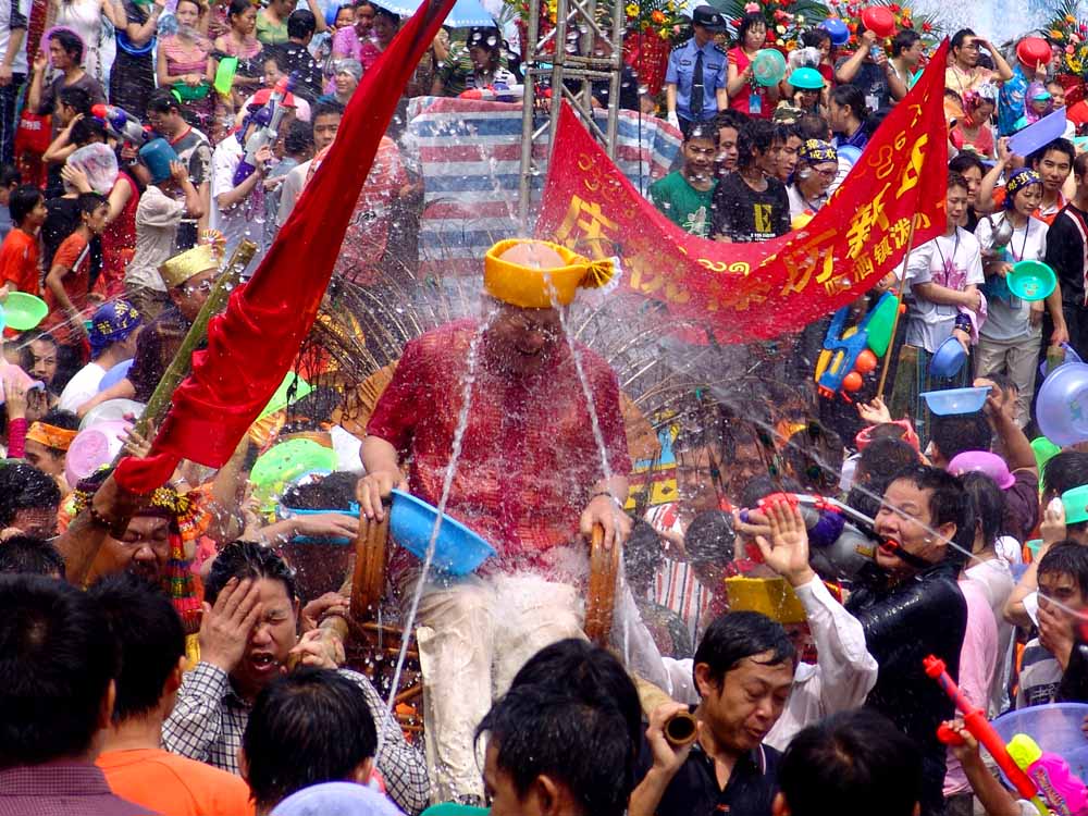 泼水祝福（２） 摄影 晓岚