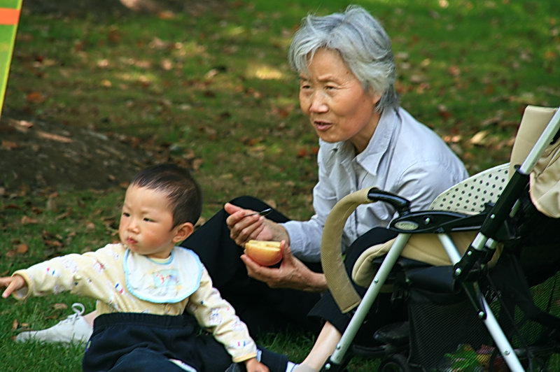 奶奶与孙子 摄影 牧童小木屋