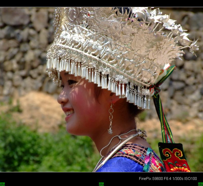 苗家小美女 摄影 简单好用