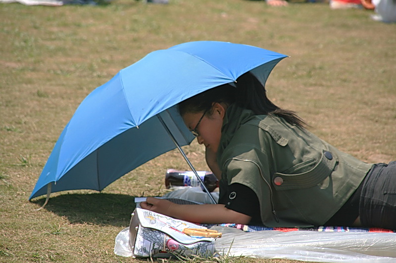 阳伞下的看书少女 摄影 牧童小木屋