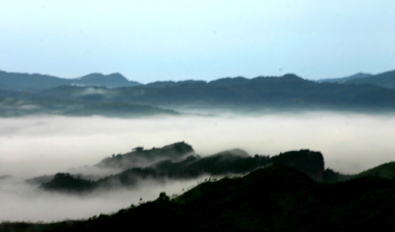 云绕乌石嶂 摄影 时颖