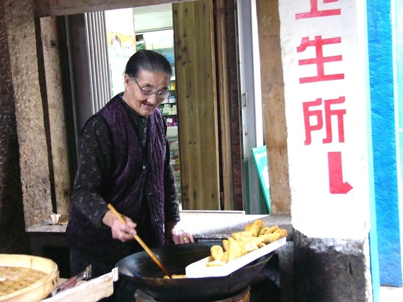 \鱼家村老人闲不住. 摄影 激情枪手