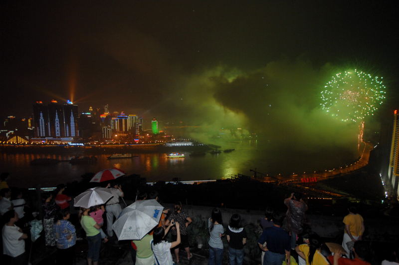 庆祝重庆直辖十周年焰火晚会记实 摄影 安全