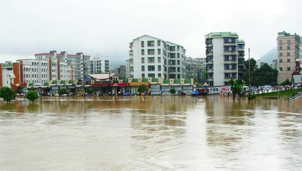 洪水淹没下的滨江路和城北完小 摄影 越城岭