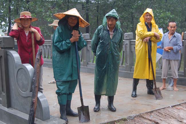 雨中防汛人 摄影 车桥小生