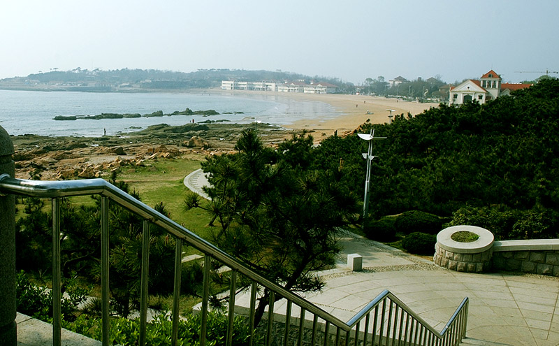 都市名片            《海滨浴场》 摄影 芍园草