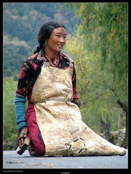 磕长头的藏族少女 摄影 龙珠
