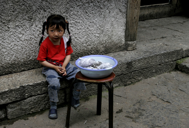 卖瓜子的小女孩 摄影 明泉