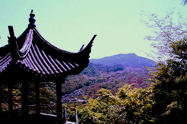 半山凉亭缺角,远处山峦多峰. 摄影 雨辰999