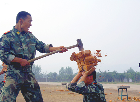 武警硬功!显神威!祝战友们节日快乐!宋玉山同志现场拍摄. 摄影 铜镜园