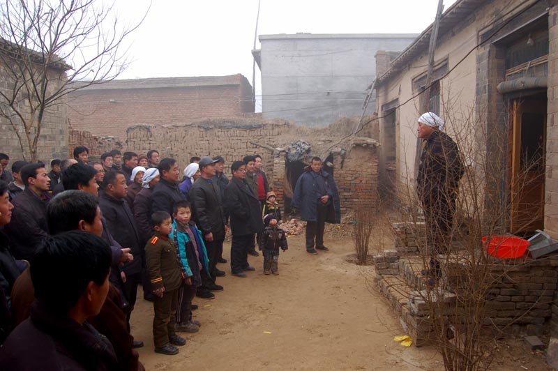 《怀乡行/年俗.祖先崇拜》之“家族会议” 摄影 金鹏