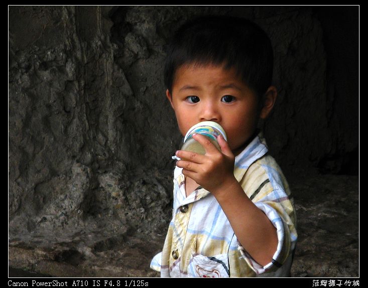 吃奶的小孩 摄影 大竹小辉