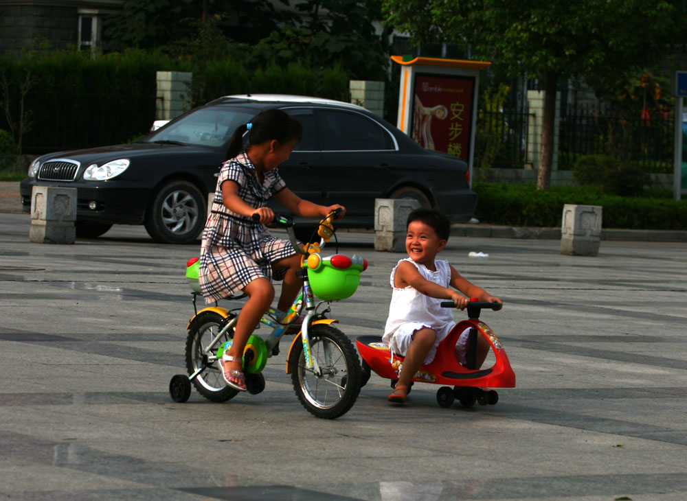 姊妹俩与车 摄影 雨山中人