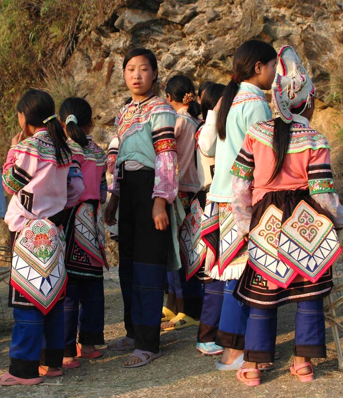 彝族少女服饰 摄影 青山夕照