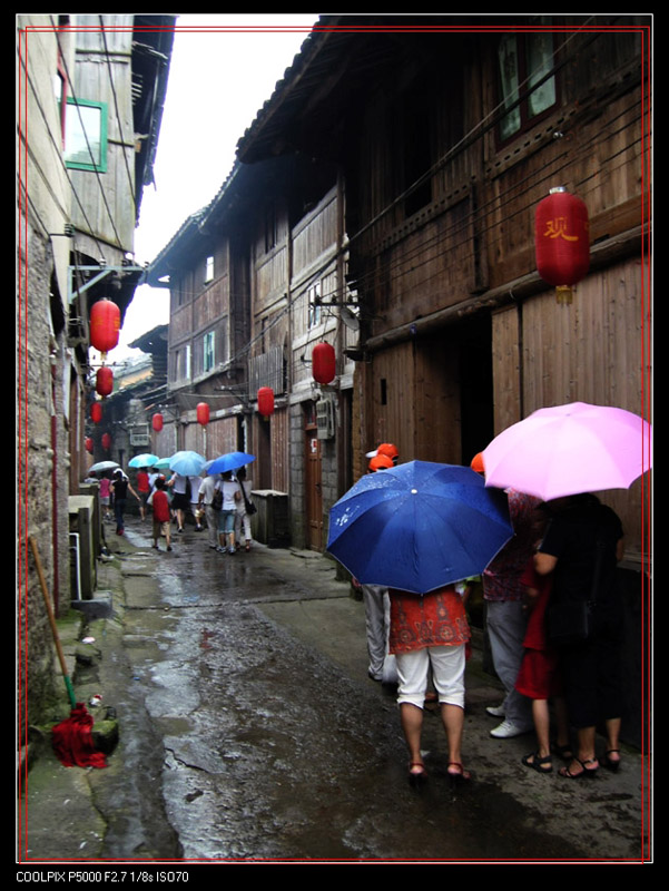 古巷游人迎喜雨 摄影 休闲老头