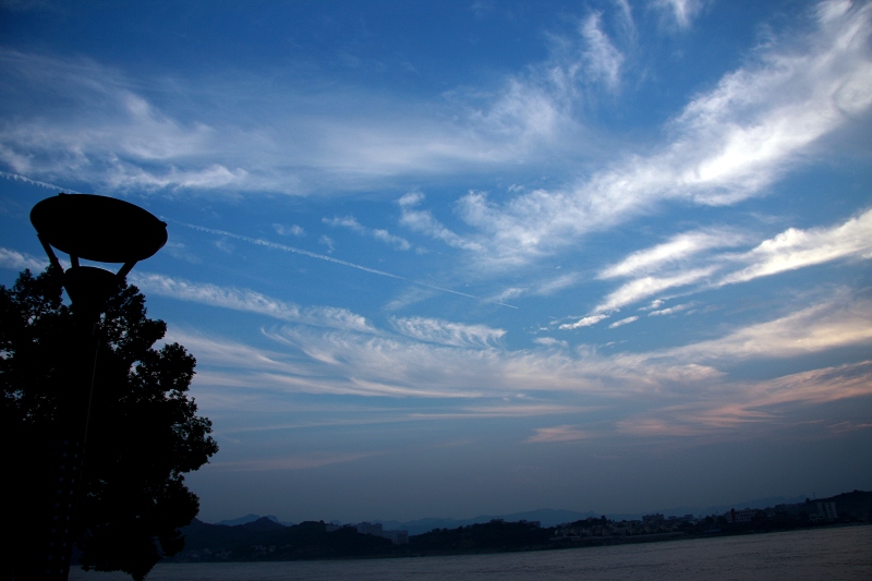 剑（箭）划长空 摄影 大江边