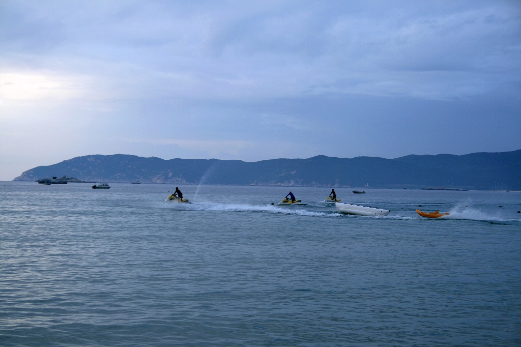 海南风光(13)------海上冲浪 摄影 轻轻杨柳