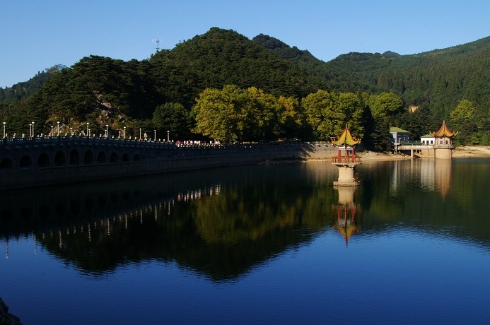 山型依然枕寒流 摄影 庄晓蝶