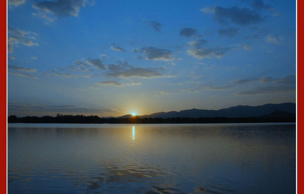 深秋湖水映夕阳 摄影 红色竖立矩形