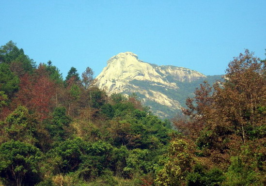 韶关新丰云髻山像雄狮俯卧山顶 摄影 瀚森