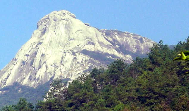 雄师俯卧山顶 摄影 瀚森