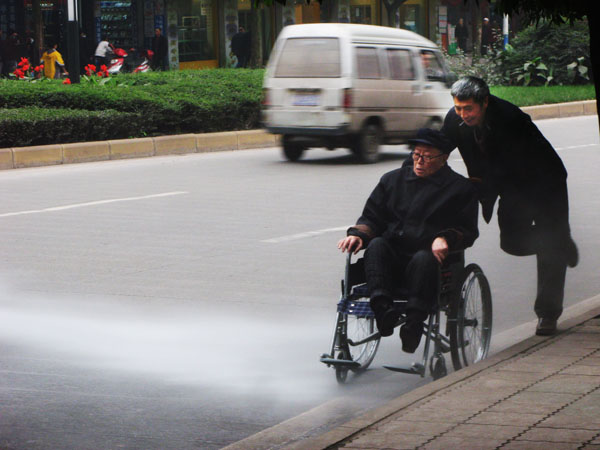 无情水洒向轮椅车 摄影 快乐瞬间