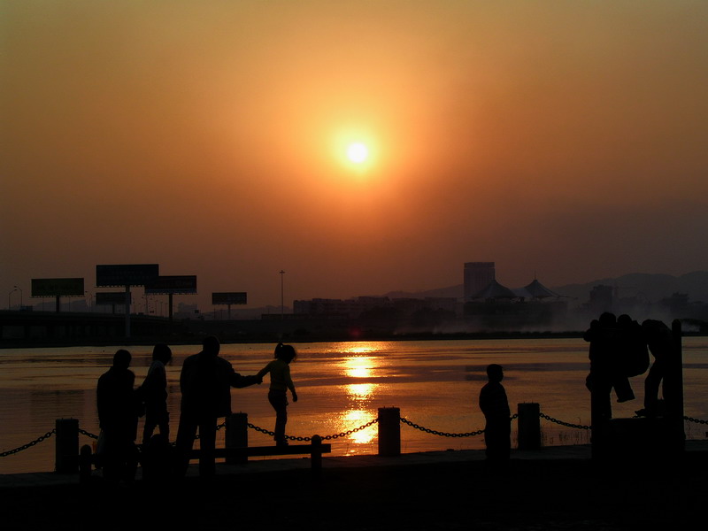 沐浴夕阳老少同乐 摄影 大西瓜水蜜桃