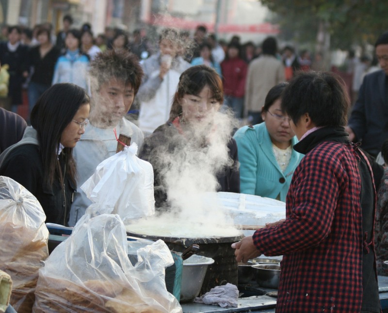 热呼呼，香喷喷！大学生的马路食堂之二 摄影 ujszjm