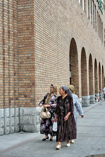 乌鲁木齐街景（结伴时尚） 摄影 芦墟