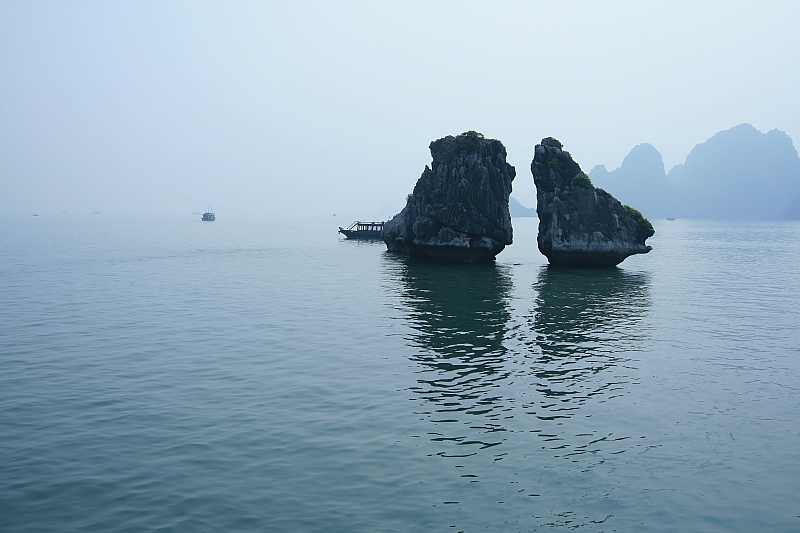 下龙湾斗鸡石 摄影 华华1023