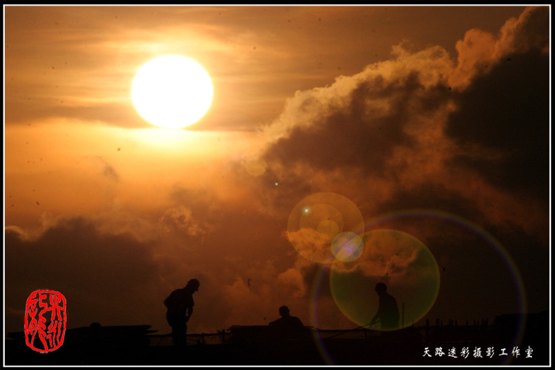 夕阳下的劳作 摄影 天路迷彩