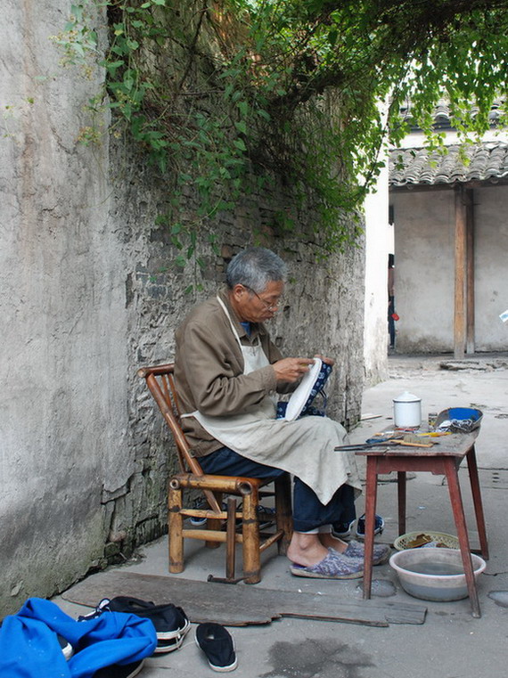 乌镇老鞋匠 摄影 近水楼台