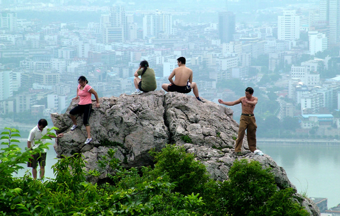 山顶晨练的人 摄影 流云青山