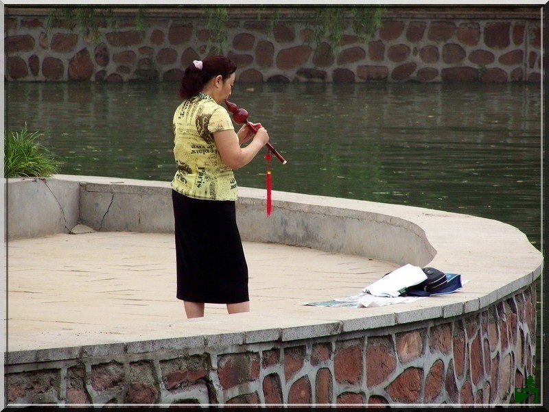 湖边，吹葫芦丝的女人 摄影 郑州老冒