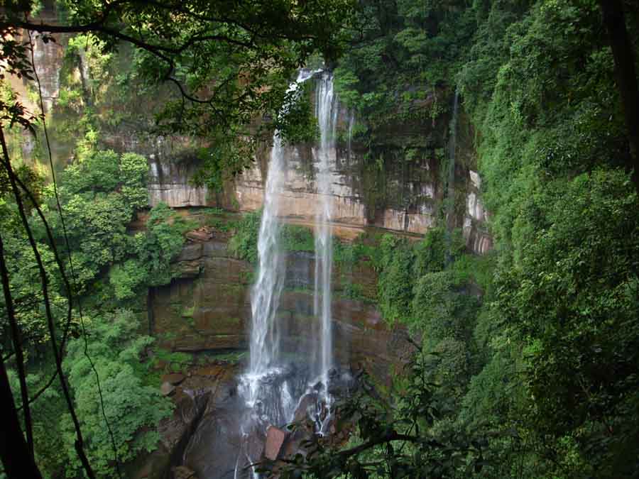 空山幽泉 摄影 严益和