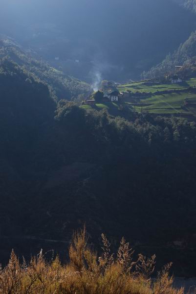 峡谷人家之二 摄影 狼康益西