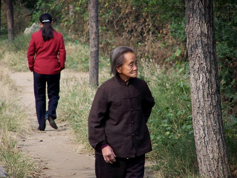 商城墙上两代人 摄影 郑州老冒