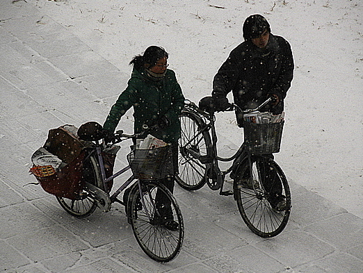 风雪送报人 摄影 简约主义