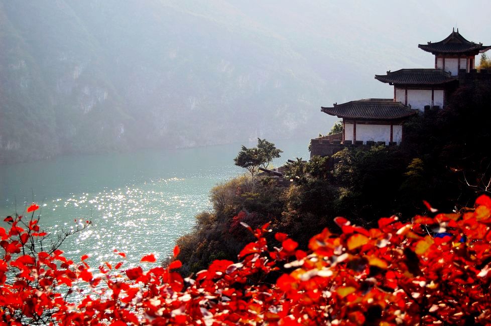 三峡美红叶情－瞿塘峡赤甲炮楼 摄影 秋诗